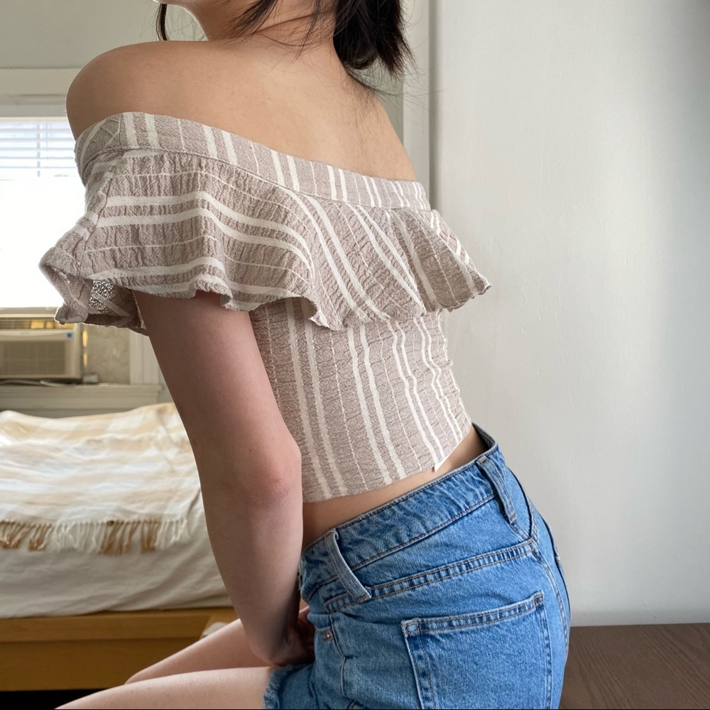 NWT Ruffle Beige Crop top - Picture 3 of 4